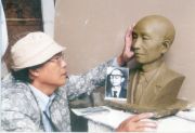Nghệ nhân Lê Khang đang sửa tượng cố võ sư Trần Thúc Tiển